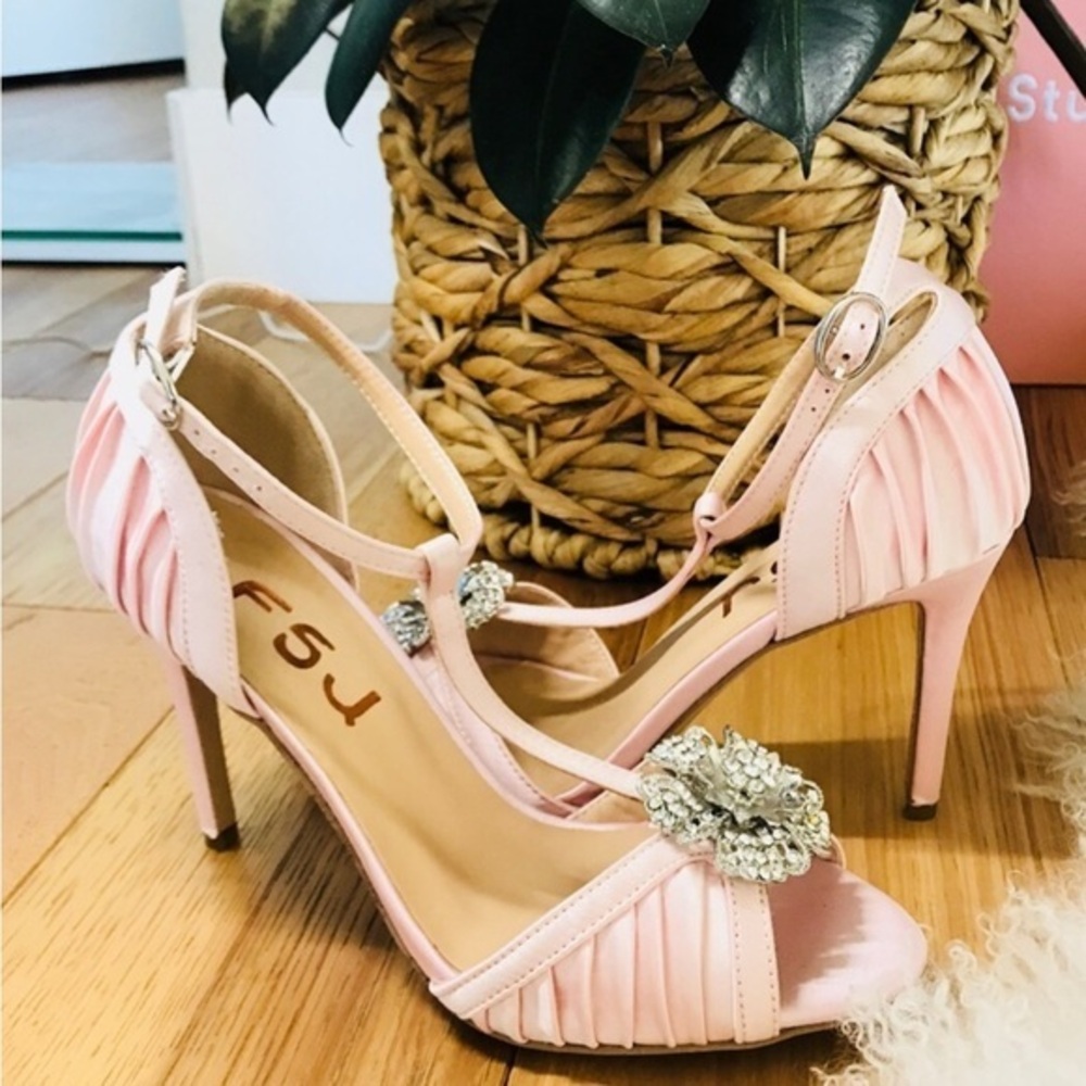 JFS PINK HEEL WITH A JEWELRY SILVER FLOWER